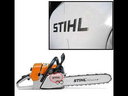 : 斯蒂尔正版油锯的主要特征：凸印在链轮盖上黑色的STIHL 商标。斯蒂尔从不将劣质粘贴标签用于品牌商标或型号标志．