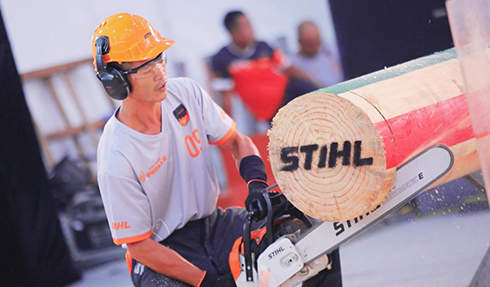 STIHL Timbersports 总决赛冠军陈广香在比赛中的精彩表现